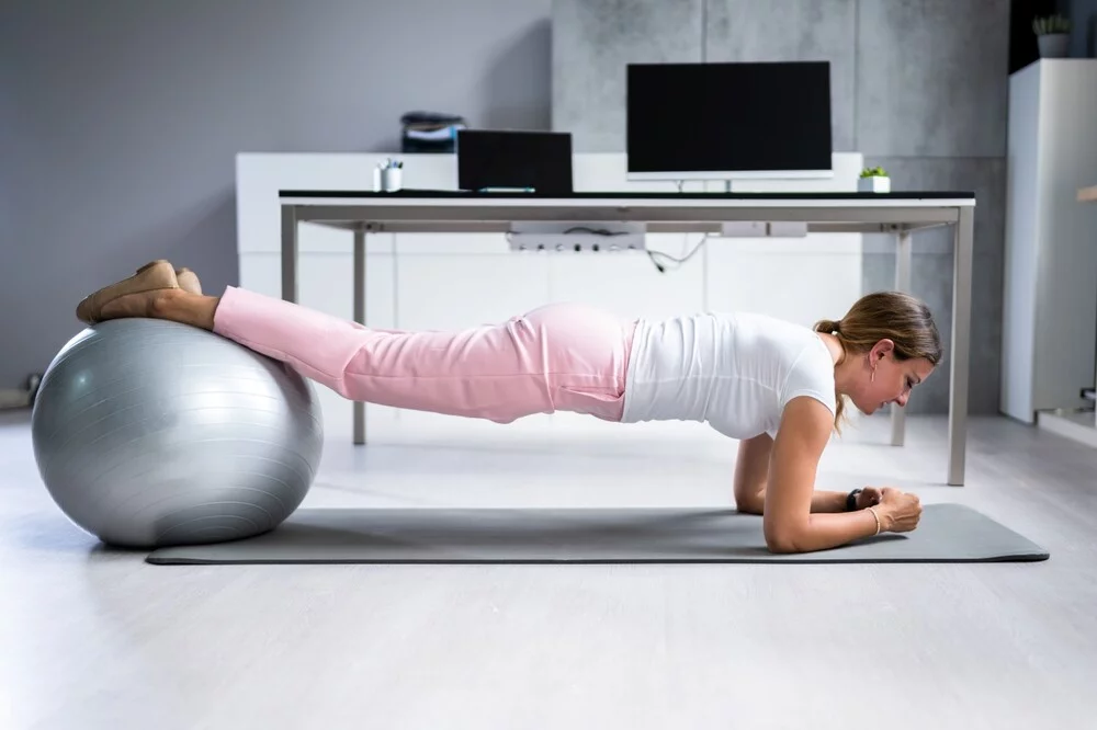 Jak zvládnout sedavé zaměstnání: Cviky pro lepší držení těla