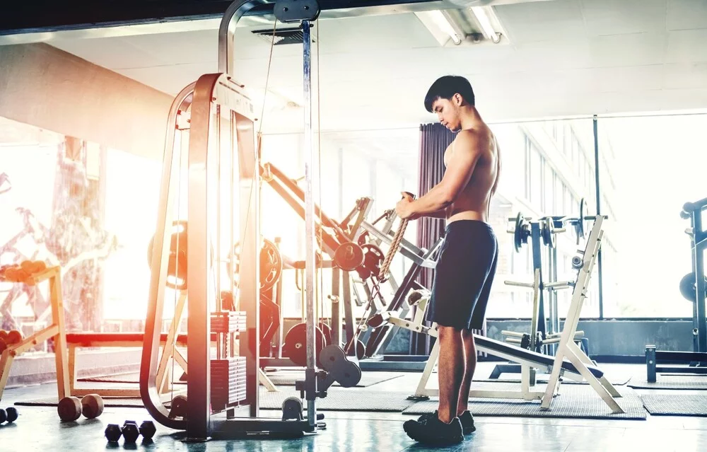 Jeden stroj, komplet trénink: Posilovací věž vyřeší vaši domácí posilovnu