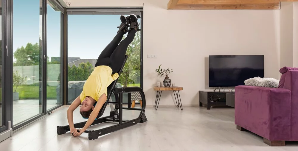 Bolí vás záda? Svaly? Obraťte se vzhůru nohama!