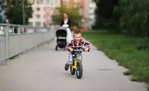 Z odrážedla na kolo: Proč nohy na zemi akcelerují start