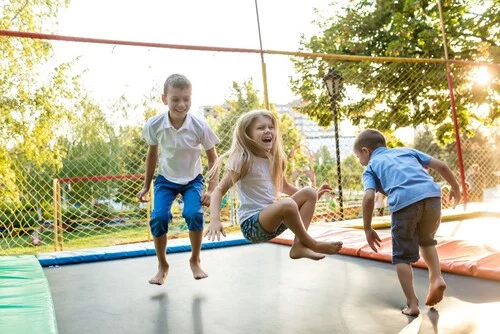 Láká vás zahrada plná zábavy? Pořiďte si trampolínu!