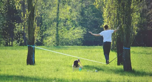 Hbitý jako samuraj, ohebný jako kočka. Slackline vás probudí!