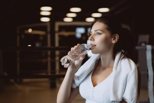 Pět důvodů, proč je při cvičení důležité dodržovat pitný režim