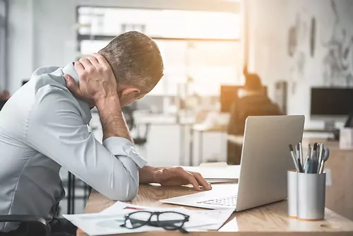 Trápí vás Tech Neck? 5 pomůcek, které zachrání váš krk