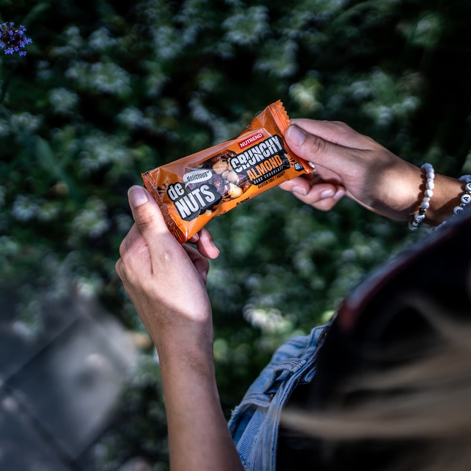 Tyčinka Nutrend DeNuts Crunchy 40g slané arašídy v hořké čokoládě - Obrázek 4