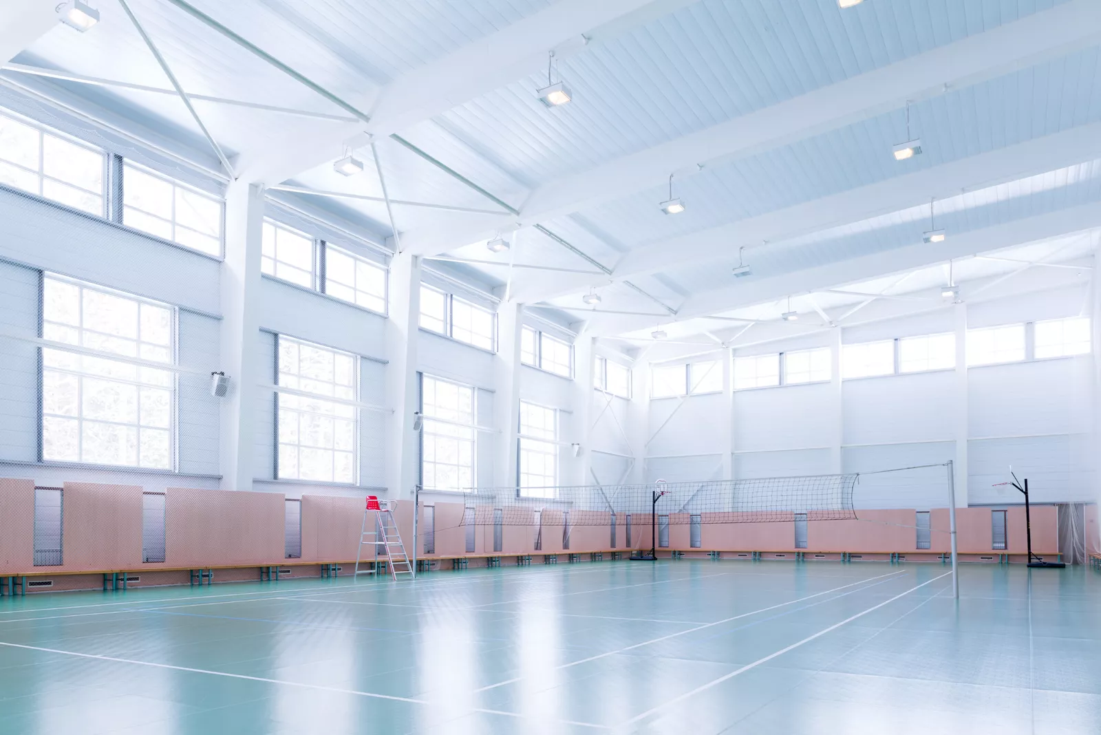 Jak wybrać sprzęt sportowy na lekcje wychowania fizycznego? Kompletny przewodnik dla szkół