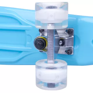 Das Pennyboard WORKER Sturgy 22" mit den leuchtenden Rädern