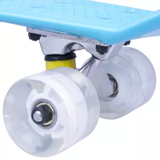 Das Pennyboard WORKER Sturgy 22" mit den leuchtenden Rädern