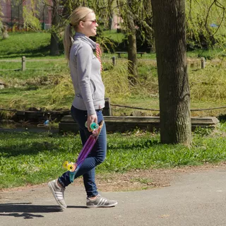 Deskorolka typu Fiszka marki WORKER Mirra 200 22" LED ze świecącymi kółkami