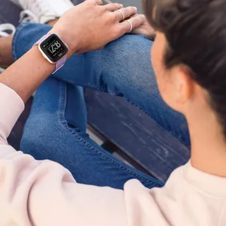 Fitbit Versa okosóra Lavender Woven