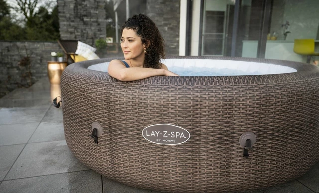 BESTWAY Lay-Z-Spa ST MORITZ Airjet felfújható jakuzzi 216 x 71 cm 60023