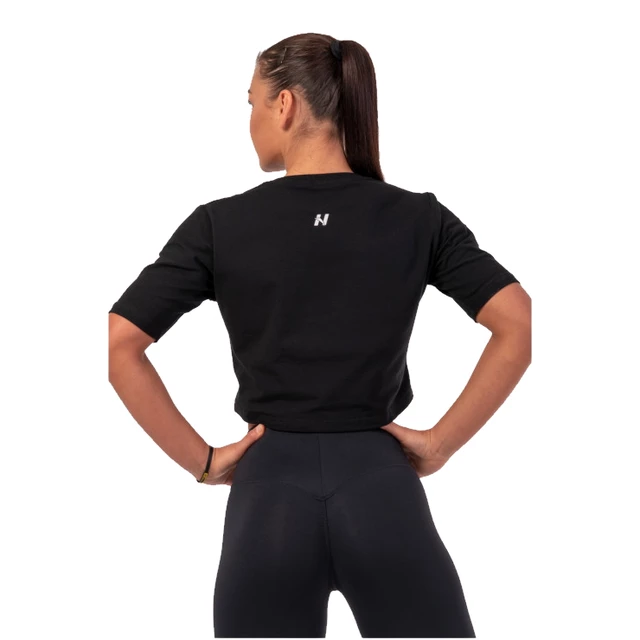 Női laza crop top Nebbia Minimalist Logo 600