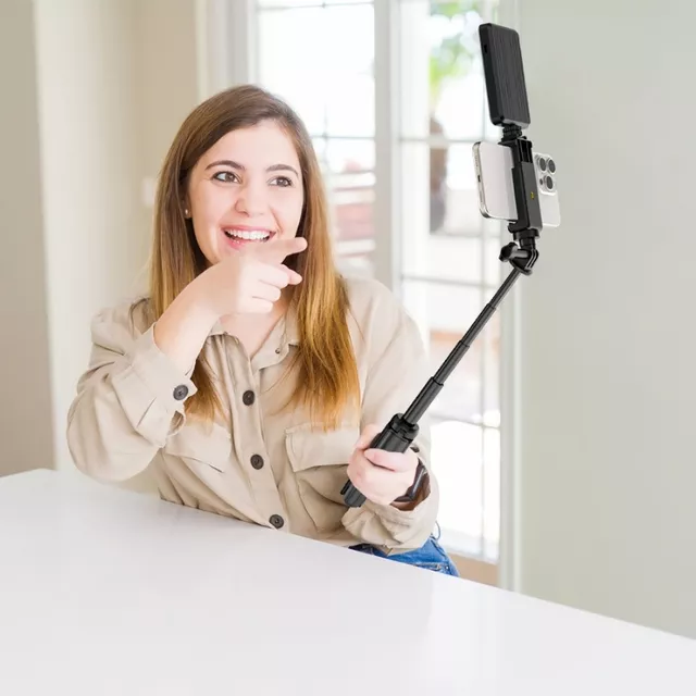 Mini výsuvný stativ Apexel s LED světlem a adaptérem pro akční kameru