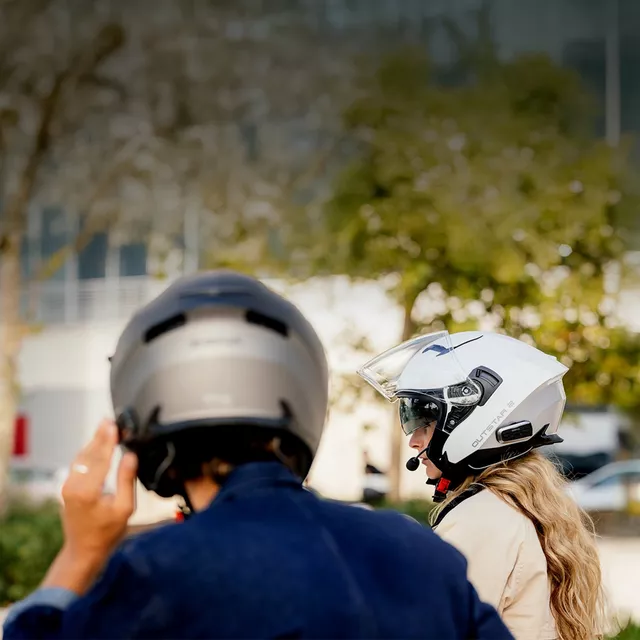 Moto přilba s headsetem SENA Outstar 2 - lesklá bílá