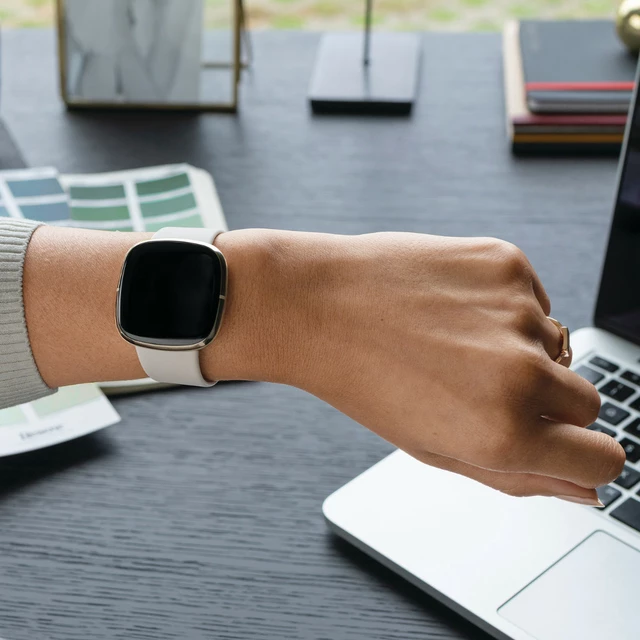 Chytré hodinky Fitbit Sense White/Soft Gold Stainless Steel - 2.jakost