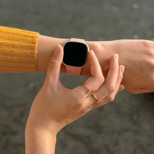 Okosóra Fitbit Versa 3 Pink Clay/Soft Gold Aluminum