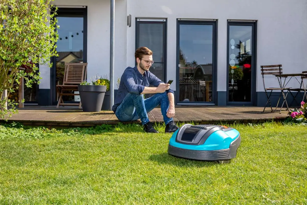 Robotickou sekačku s LiDAR lze ovládat přes aplikaci.
