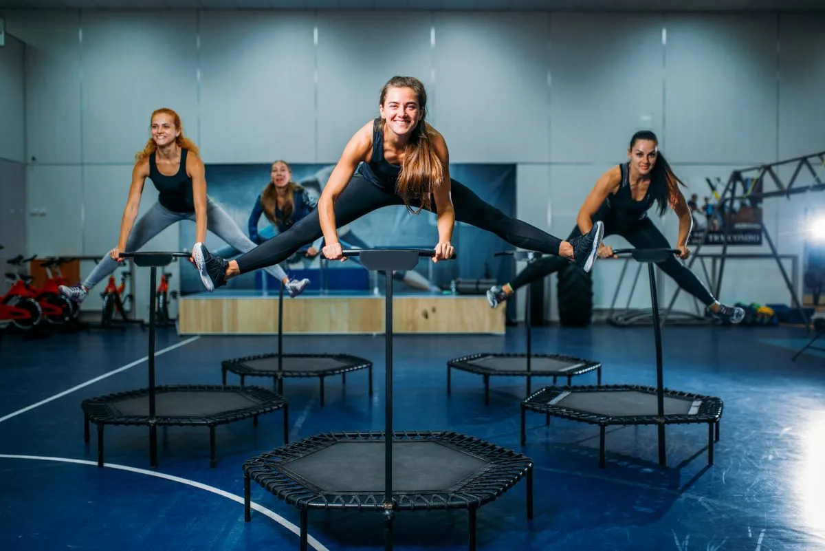 Skákání na trampolíně efektivně posiluje stehna a hýždě.
