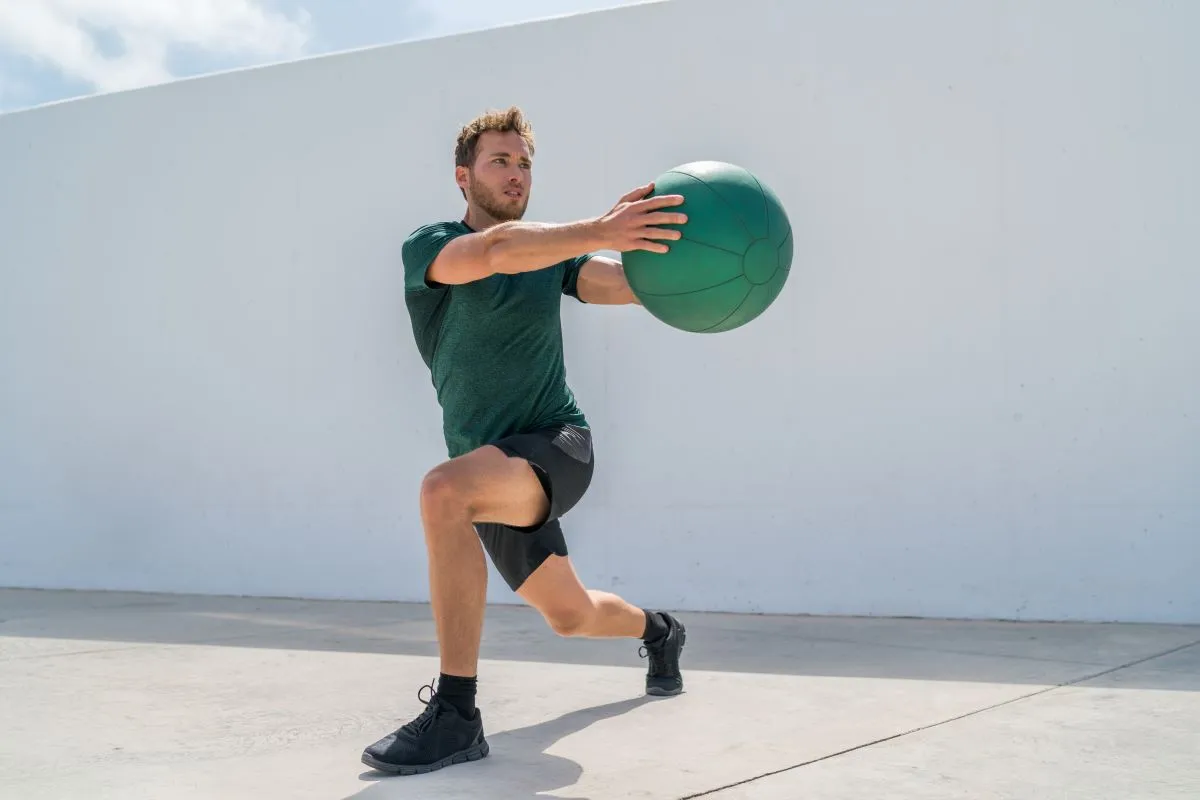 Medicinbal zvýší obtížnost funkčního HIIT tréninku.
