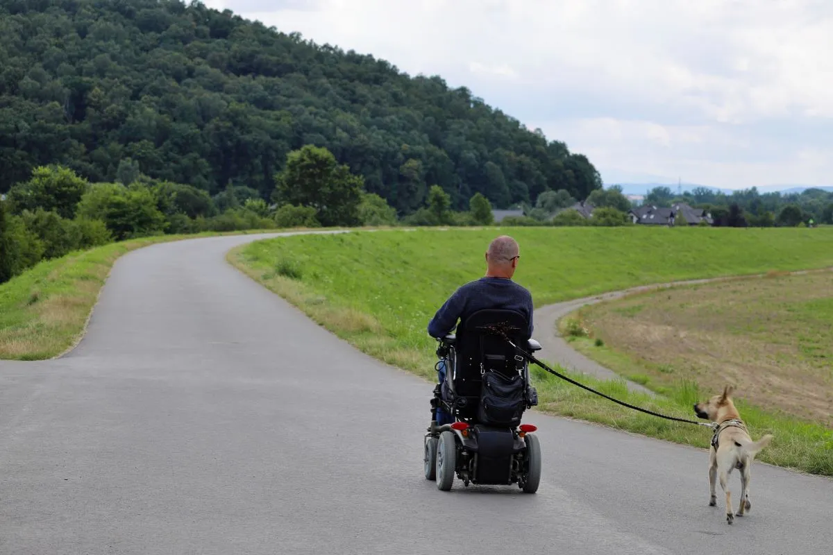 Elektrické invalidní křeslo poslouží doma, ve městě i na výletě.
