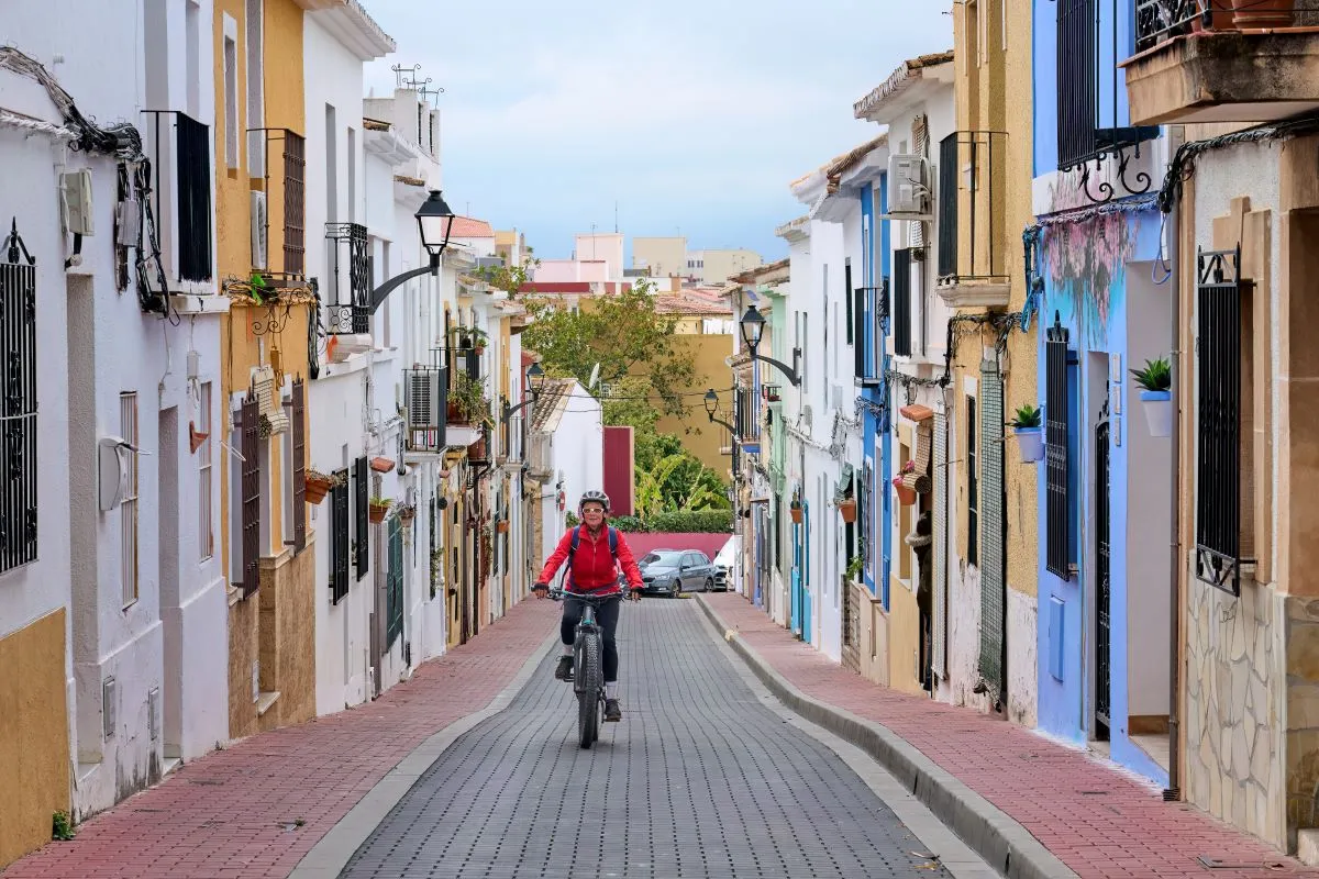 Na elektrokole zvládne vyjet do kopce i senior. 