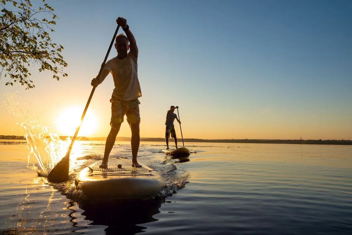 Paddleboard je pro letní kardio ideální.