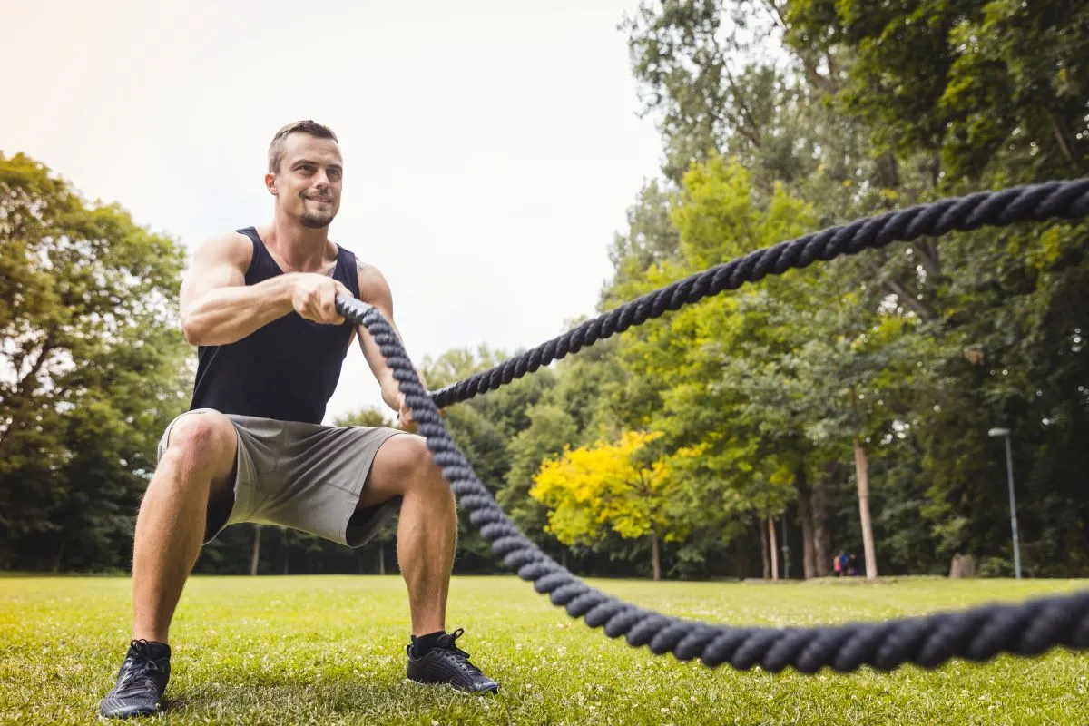 Posilovací lano je pro outdoor fitness přímo stvořené.
