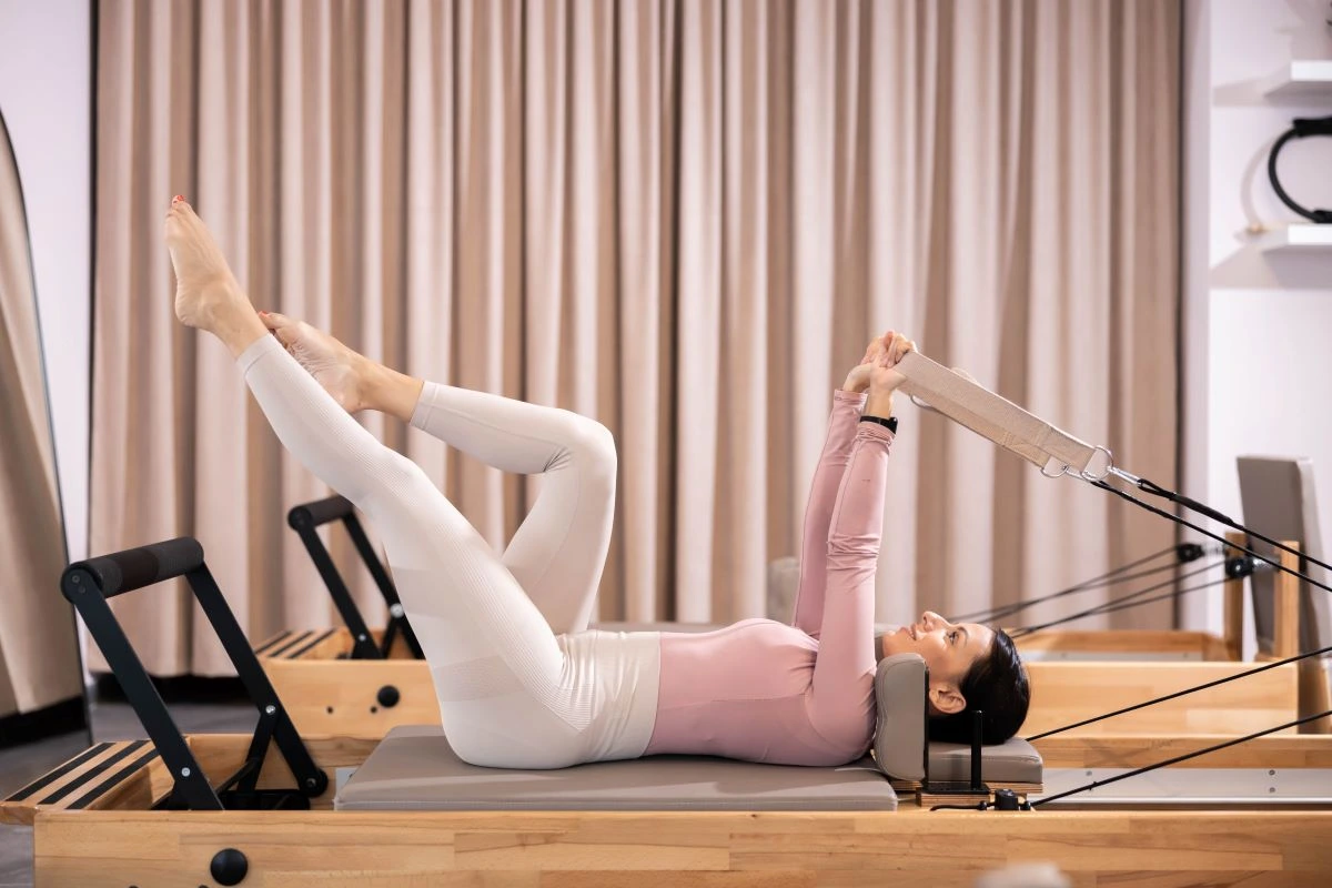 PIlates reformer naučí tělo znovu se správně hýbat.