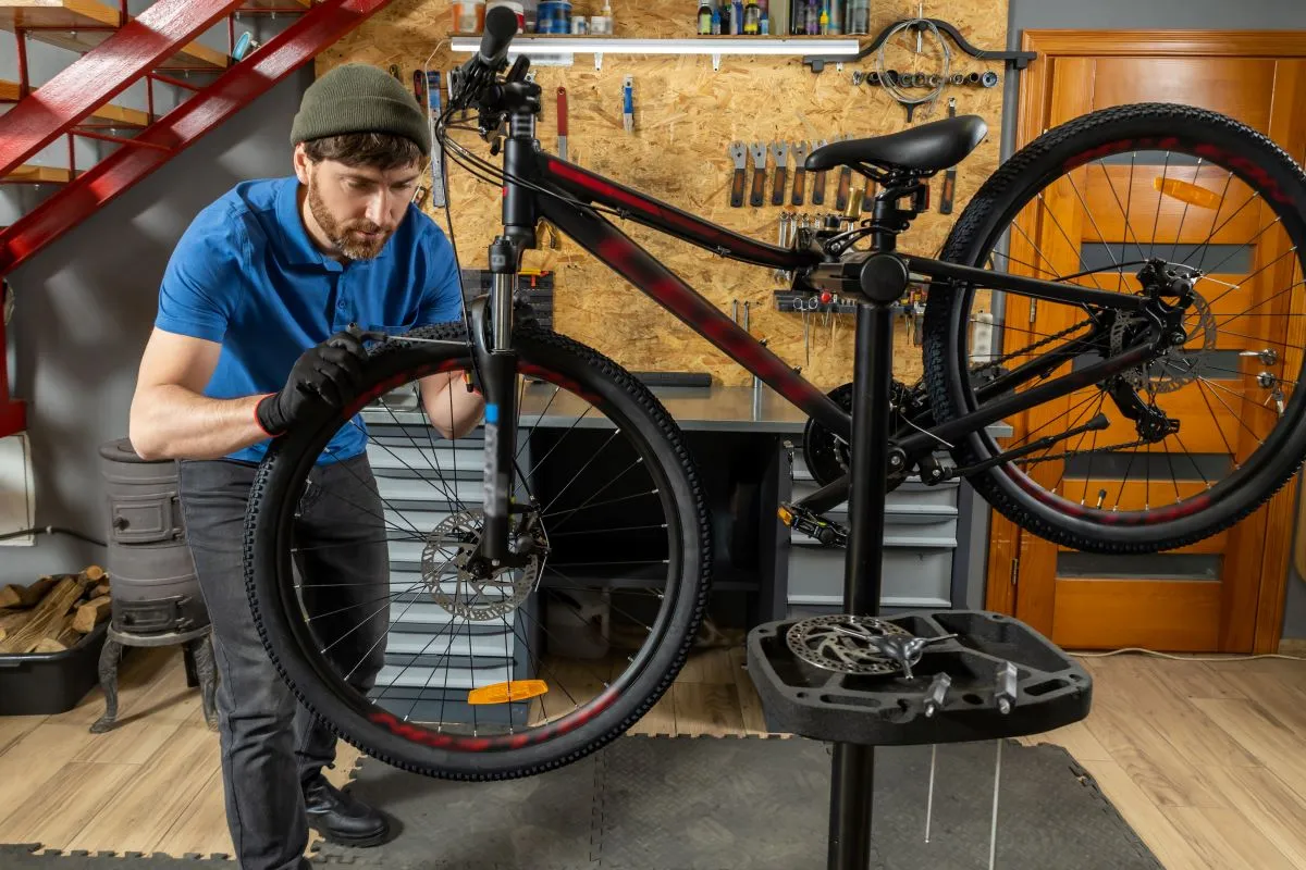 Servisní stojan na kolo pomůže s údržbou a servisem kola.