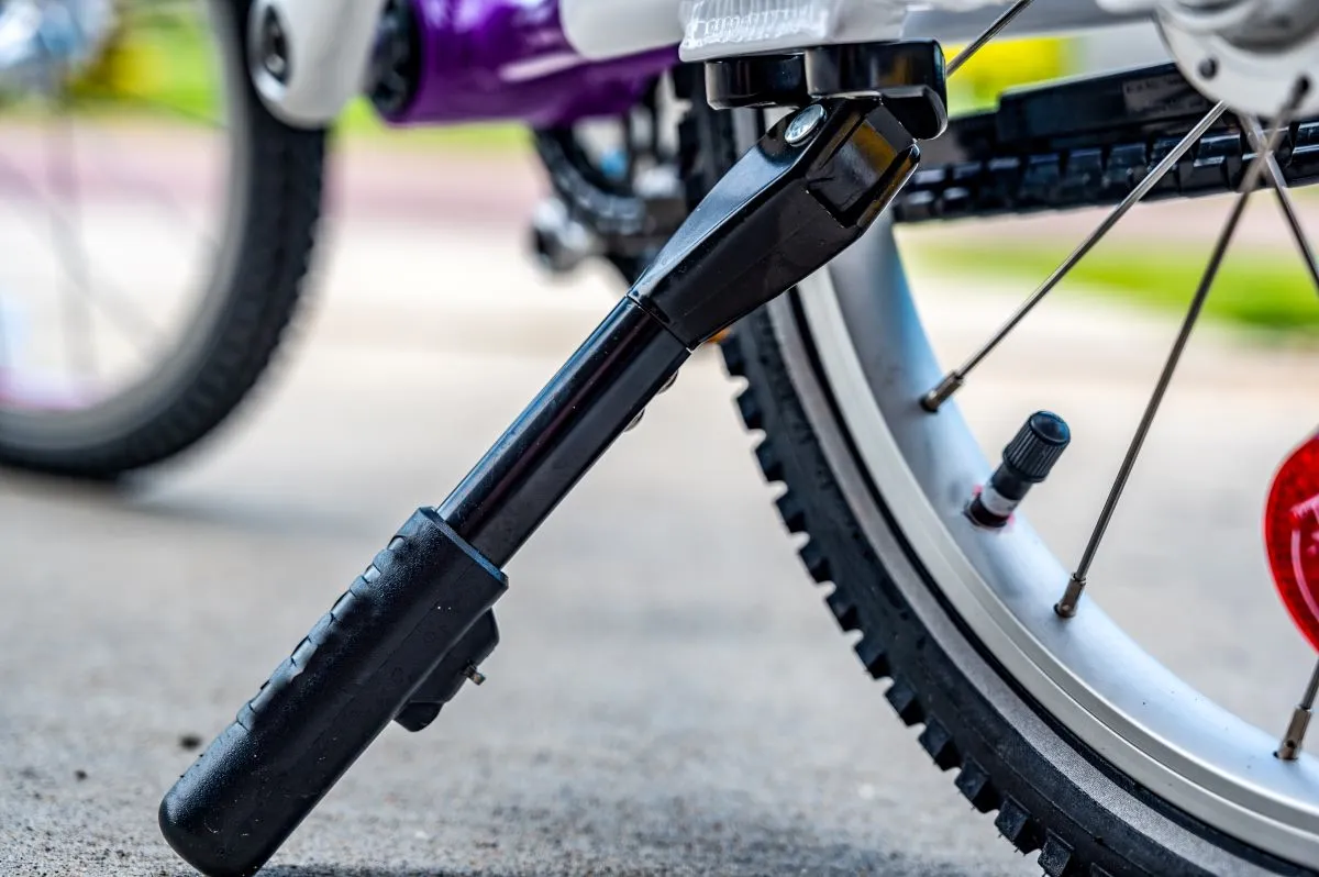 Stojánek na kolo pro snadné parkování.