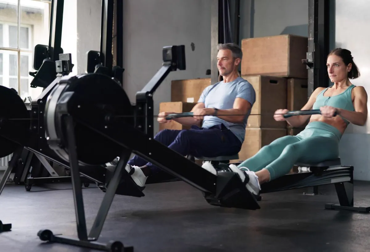 Veslovací trenažér posílí záda a celé tělo.